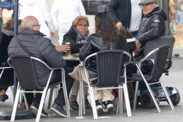 Archivo - Varias personas en la terraza de una bar, a 4 de diciembre de 2023, en Madrid (España). Royal Bliss ha impulsado un estudio que refleja que el 79% de los jóvenes madrileños encuestados pr