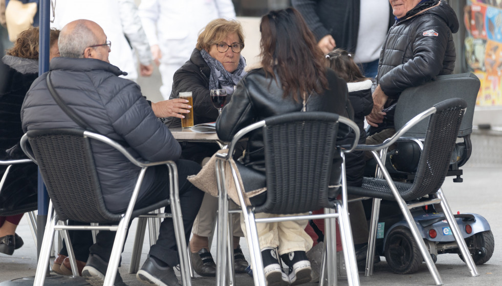 Archivo - Varias personas en la terraza de una bar, a 4 de diciembre de 2023, en Madrid (España). Royal Bliss ha impulsado un estudio que refleja que el 79% de los jóvenes madrileños encuestados pr