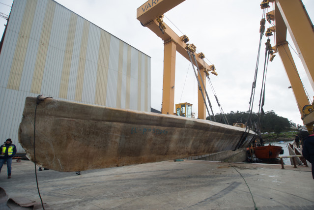 Archivo - La Guardia Civil saca el semisumergible de fabricación artesanal  en el puerto de Xufre, a 14 de marzo de 2023, en A Illa de Arousa, Pontevedra, Galicia (España).