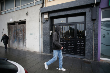 Portal de la vivienda en la que han tenido lugar los hechos, a 18 de diciembre de 2024, en Viveiro, Lugo, Galicia (España). Un hombre ha matado a su pareja a cuchilladas este miércoles, 18 de diciem