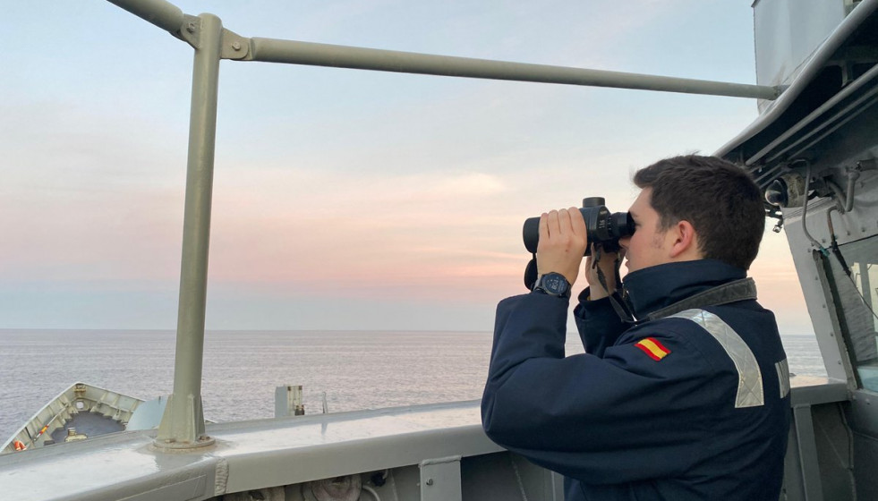 Vigilancia del convoy ruso desde la fragata Navarra en el mediterraneo occidental en una foto del Ministerio de Defensa