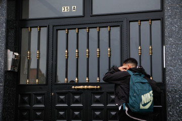 Portal de la vivienda en la que han tenido lugar los hechos, a 18 de diciembre de 2024, en Viveiro, Lugo, Galicia (España). Un hombre ha matado a su pareja a cuchilladas este miércoles, 18 de diciem