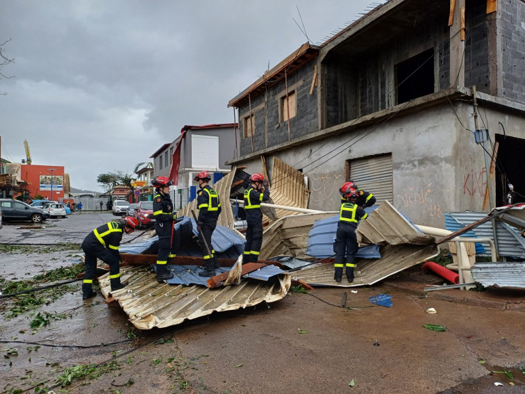 Tres gallegas, dos hermanas de Muros y una ourensana de Sandiás, permanecen en la isla de Mayotte tras el ciclón