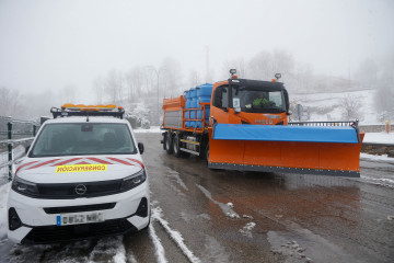 Una máquina quitanieves retira la nieve del asfalto, a 9 de diciembre de 2024, en Pedrafita do Cebreiro, Lugo, Galicia (España).