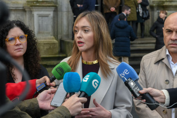 La conselleira de Política Social e Igualdade, Fabiola García, ofrece declaraciones a los medios en la concentración en repulsa de la víctima machista de Viveiro (Lugo).