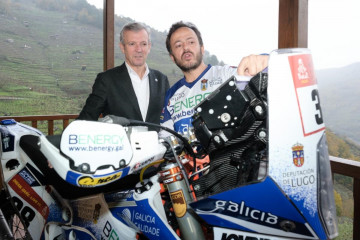 El presidente de la Xunta, Alfonso Rueda, con el piloto del Dakar Eduardo Iglesias