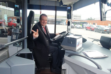 El alcalde de Vigo, Abel Caballero, a bordo de un autobús de Vitrasa, en el acto de presentación de las nuevas unidades de la flota de la concesionaria del servicio de bus urbano.