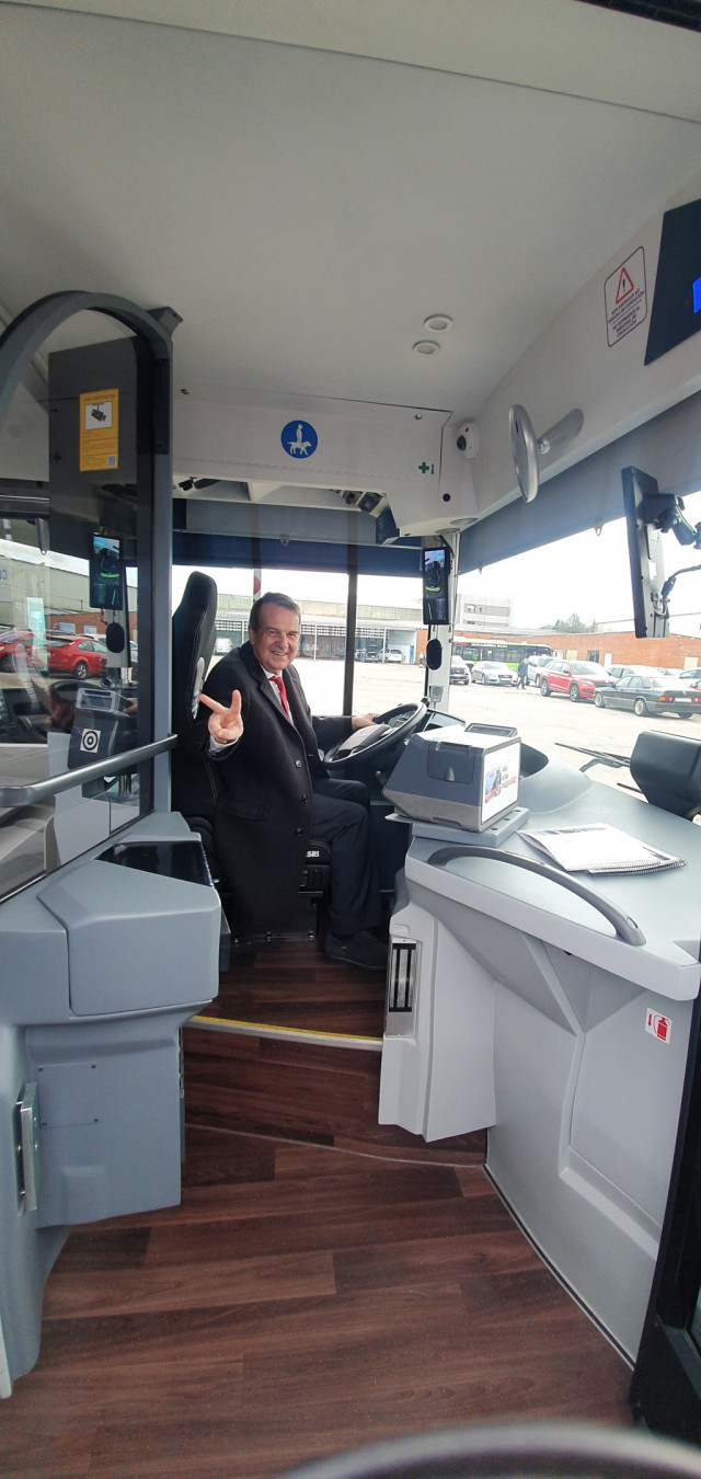 El alcalde de Vigo, Abel Caballero, a bordo de un autobús de Vitrasa, en el acto de presentación de las nuevas unidades de la flota de la concesionaria del servicio de bus urbano.