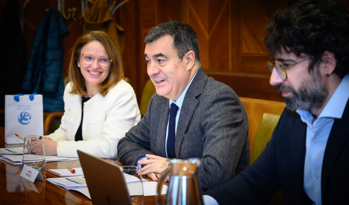 El conselleiro de Ciencia, Román Rodríguez, en una reunión con el CSIC.