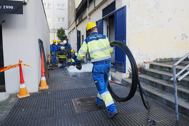 Trabajadores de la compañía eléctrica reparan el transformador incendiado, a 19 de diciembre de 2024, en Santiago de Compostela, A Coruña, Galicia.