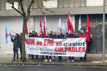 Trabajadores de Circet protestan a las puertas del Parlamento de Galicia.