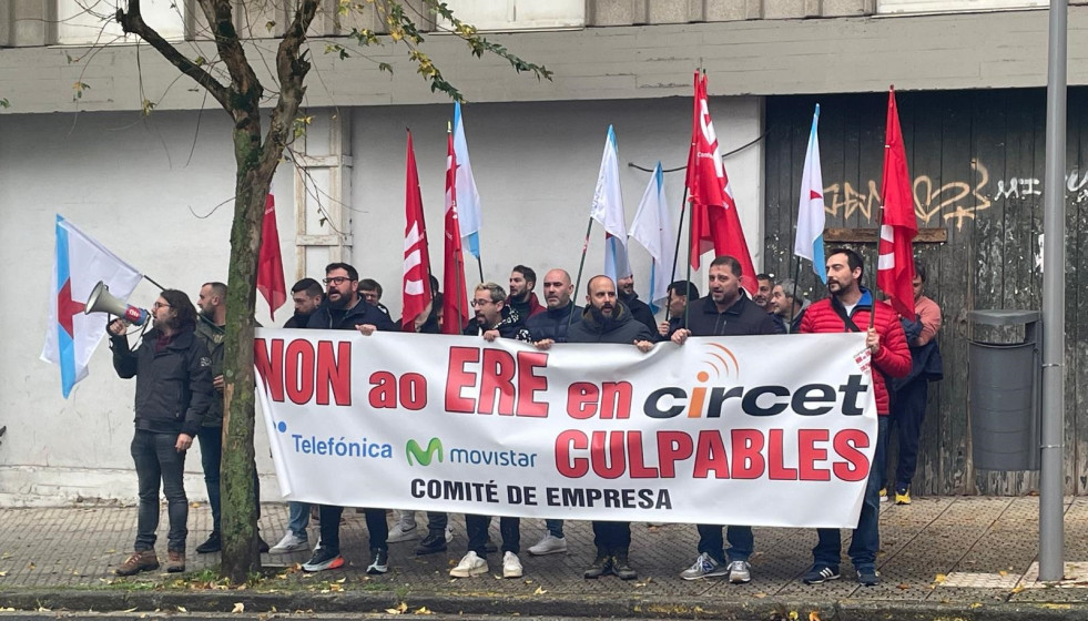 Trabajadores de Circet protestan a las puertas del Parlamento de Galicia.