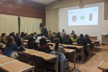 Reunión de madres y padres en La Salle de Santiago para abordar el tema de los móviles