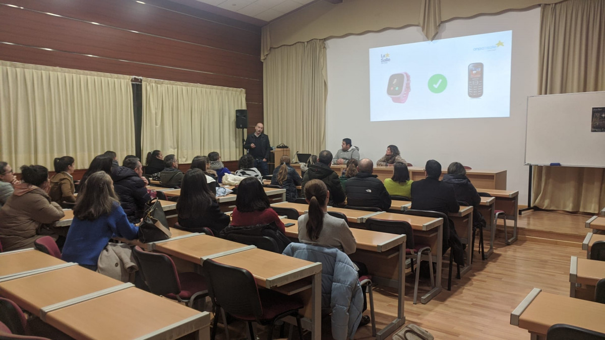 Reuniu00f3n de madres y padres en La Salle de Santiago para abordar el tema de los mu00f3viles