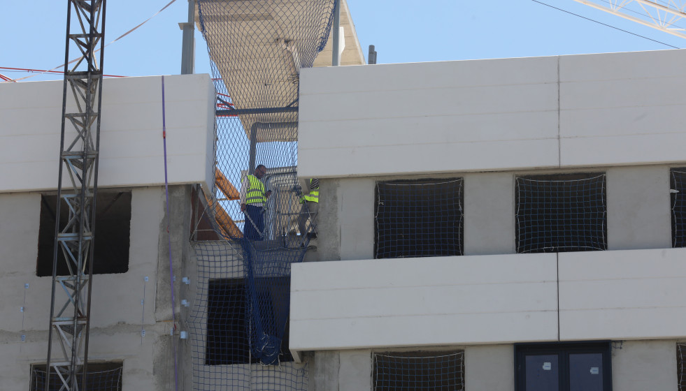 Archivo - Dos obreros trabajan en la construcción de un edificio en Madrid (España). Imagen de archivo.