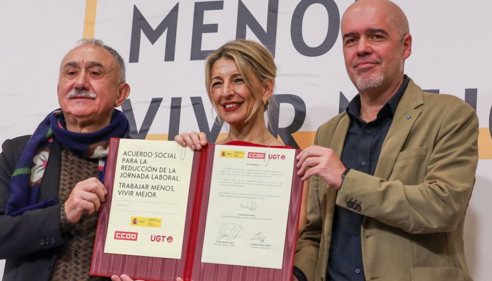 De iza a dcha: Pepe Álvarez (UGT), la vicepresidenta segunda y ministra de Trabajo, Yolanda Díaz, y Unai Sordo (CCOO) tras firmar el acuerdo por las 37,5 horas semanales