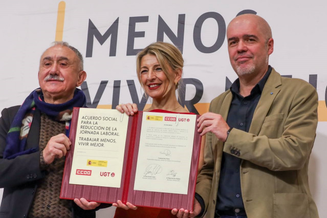 De iza a dcha: Pepe Álvarez (UGT), la vicepresidenta segunda y ministra de Trabajo, Yolanda Díaz, y Unai Sordo (CCOO) tras firmar el acuerdo por las 37,5 horas semanales