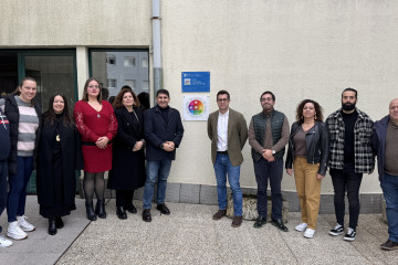 El delegado del Gobierno en Galicia, Pedro Blanco, junto a otras autoridades en la visita al CEIP Plurilingüe Barrié de la Maza de Santa Comba