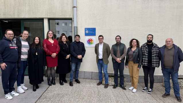 El delegado del Gobierno en Galicia, Pedro Blanco, junto a otras autoridades en la visita al CEIP Plurilingüe Barrié de la Maza de Santa Comba