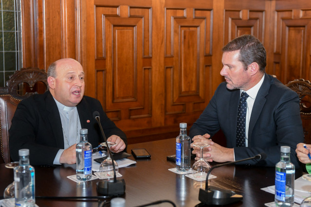 Archivo - Reunión entre el conselleiro de Cultura, José López Campos, y el arzobispo de Santiago, José Prieto.