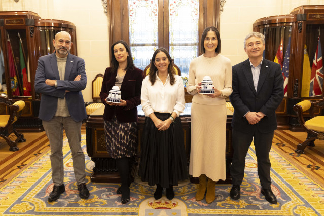 La alcaldesa de A Coruña, Inés Rey,  junto a las investigadoras Verónica Bolón y Cristina Blanco y el rector de la UDC, Ricardo Cao