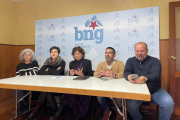 La senadora del BNG Carme da Silva junto a otros representantes del partido