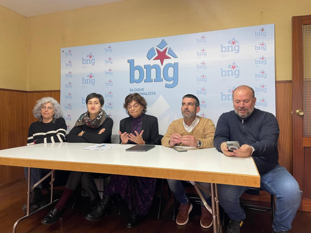 La senadora del BNG Carme da Silva junto a otros representantes del partido