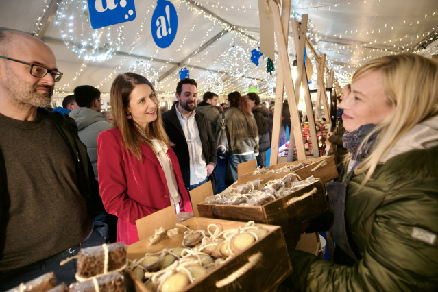 Visita de la conselleira do Medio Rural, María José Gómez, al Mercado de Nadal de productos agroalimentarios, en Santiago de Compostela.