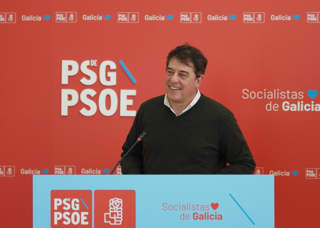 El secretario xeral del PSdeG, José Ramón Gómez Besteiro, en rueda de prensa