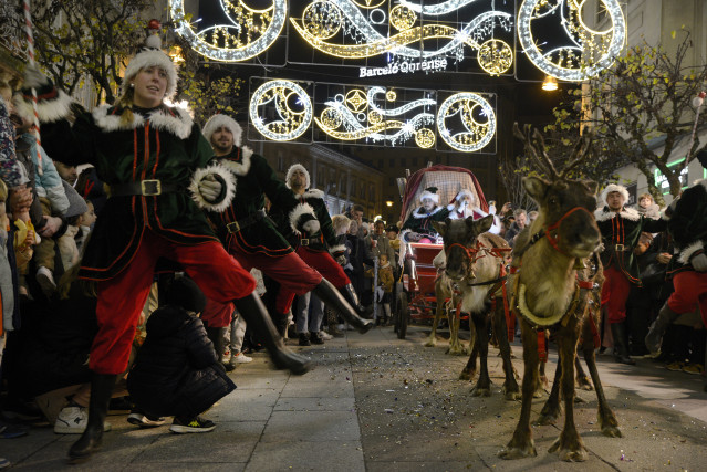 Desfile de Papá Noel con renos en Ourense. A 21 de diciembre de 2024.