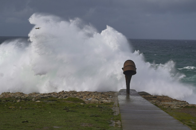 Archivo - Olas durante el frente meteorológico, a 23 de febrero de 2024, en A Coruña, Galicia (España).