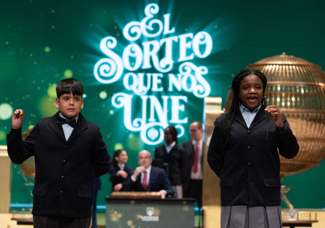 Archivo - Yesica Paola Valencia y Francisco Moreno cantan el segundo premio, el número 58303, durante el Sorteo Extraordinario de la Lotería de Navidad 2023 en el Teatro Real de Madrid, a 22 de diciembre de 2023, en Madrid (España). El sorteo se celebra e