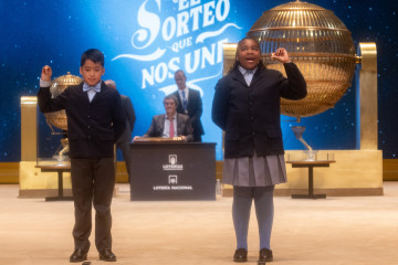 Axiel Kyron Abas y Ainhoa Rosero Gómez Limbaga cantan el tercer premio, el número 11.840 durante la celebración del Sorteo Extraordinario de la Lotería de Navidad 2024