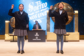 Aisha Solange Hurtado Auqui (i) y Alba Yadira Machaca Tapia (d) cantan el segundo premio, el número 40.014 durante la celebración del Sorteo Extraordinario de la Lotería de Navidad 2024, en el Teat