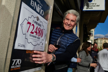 El dueño de la administración número 6 situada en la calle Muro del Carmen, nº 4, Ángel Alda, celebra que han vendido el número 72.480 correspondiente al Primer Premio del Sorteo Extraordinario 