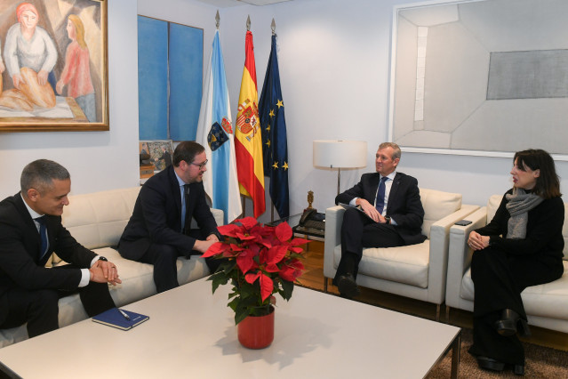 El presidente de la Xunta, Alfonso Rueda, con el director general en España de la consultora tecnológica NTT Data, Víctor López-Barrantes.