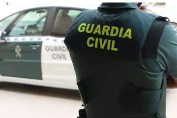 Un agente de la Guardia Civil de espaldas en imagen de archivo.