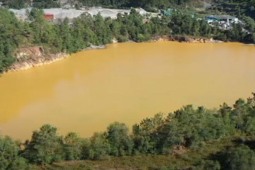 Balsa en los terrenos de la antigua de Touro en una imagen de Ecoloxistas en Acción