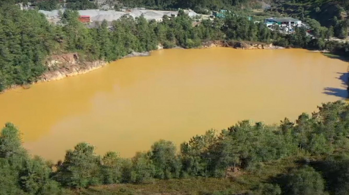 Balsa en los terrenos de la antigua de Touro en una imagen de Ecoloxistas en Acciu00f3n