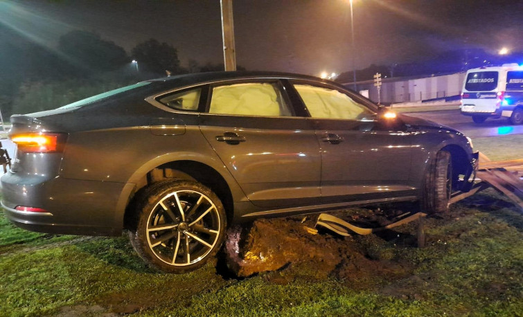 Atraviesa una rotonda y estrella su coche contra una señal en Lugo para luego darse a la fuga