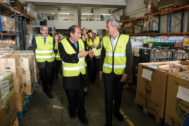 El presidente de la Xunta, Alfonso Rueda, visita el Banco de Alimentos de A Coruña