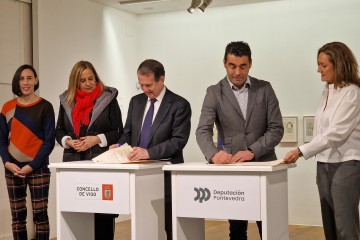 Caballero y López durante la firma.