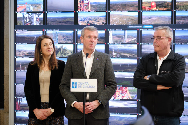 El presidente de la Xunta, Alfonso Rueda, la conselleira do Medio Rural, María José Gómez, y el director xeral en Defensa do Monte, Manuel Rodríguez.