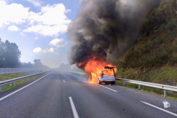 Vehículo ardiendo en la autovía A-52.