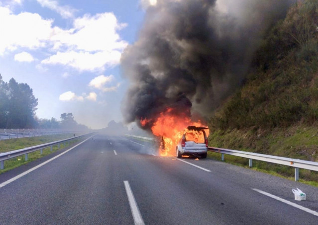 Vehículo ardiendo en la autovía A-52.