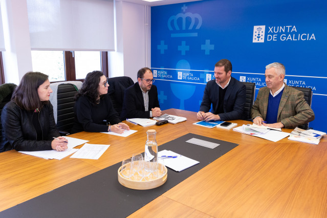 Reunión entre el conselleiro de Cultura y el responsable de Politica Lingüística con miembros de A Mesa.