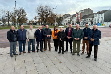 Senadores del PP, alcaldesa de Rábade, concejales y empresarios en el municipio lucense.