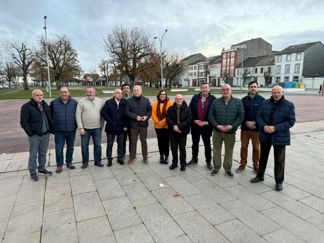 Senadores del PP, alcaldesa de Rábade, concejales y empresarios en el municipio lucense.