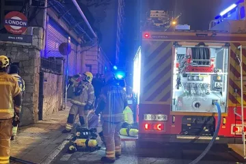 Bomberos de Ferrol sofocando el incendio