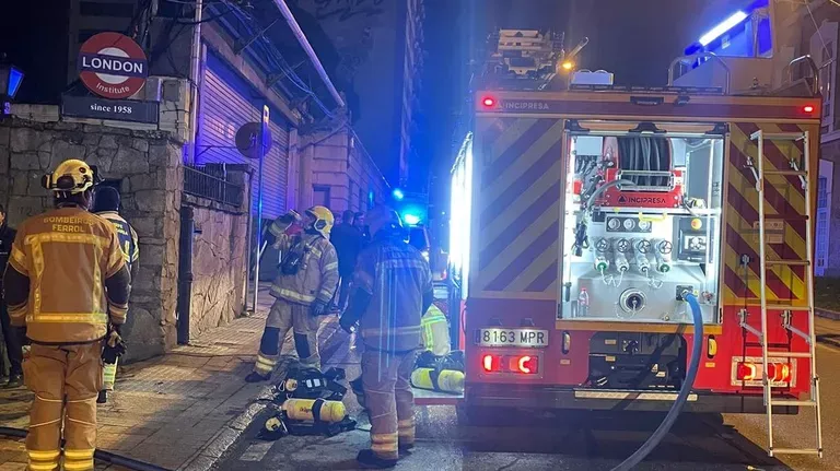 Bomberos de Ferrol sofocando el incendio